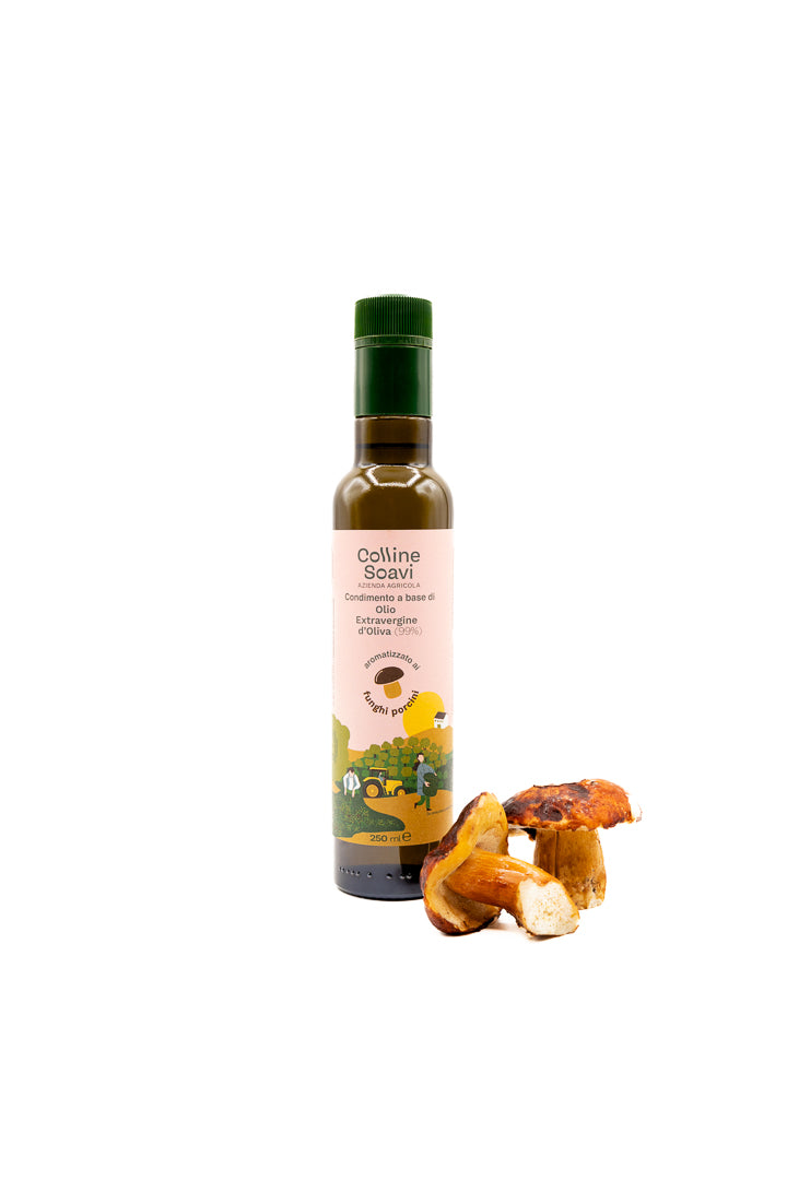 Bottiglia di Olio Aromatizzato Colline Soavi al gusto Fungo Porcino, con accanto dei funghi secchi