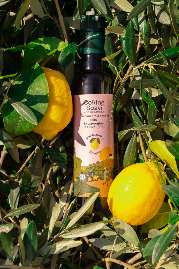 Bottiglia di Olio Aromatizzato Colline Soavi al gusto Limone immersa in rami d&