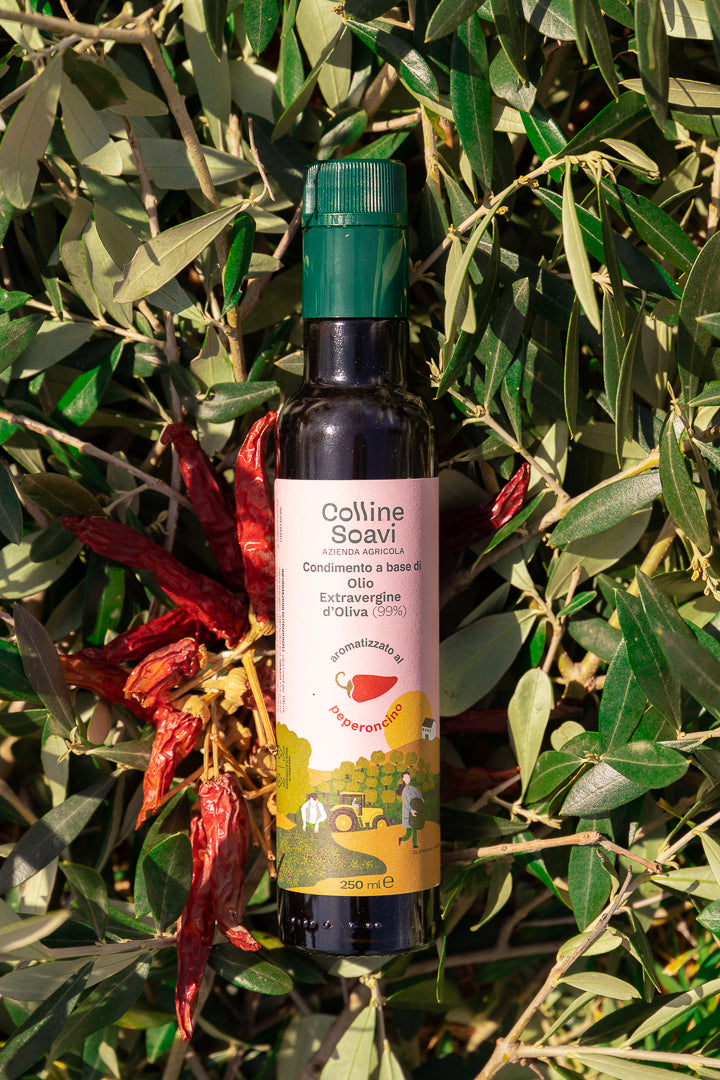 Bottiglia di Olio Aromatizzato Colline Soavi al gusto Peperoncino immerso in rami d&